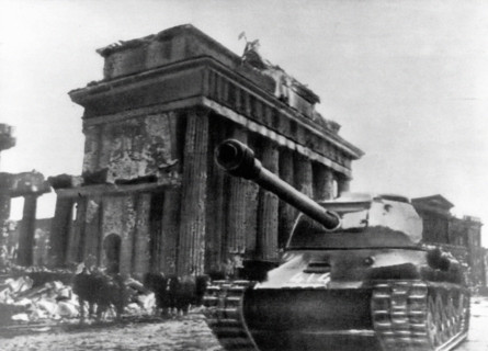 Char soviétique devant la Porte de Brandenburg, avril 1945