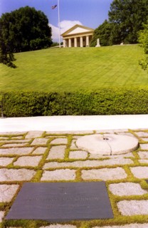 John F. Kennedy, sa tombe au cimetière d'Arlington.