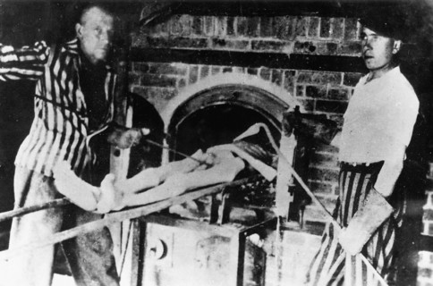 Au camp de concentration d'Auschwitz-Birkenau, le crématorium (1945)