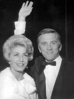 Kirk Douglas et son épouse à Cannes en 1966
