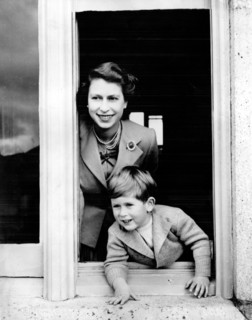 La reine Elisabeth II et son fils le prince Charles au château de Balmoral en 1952