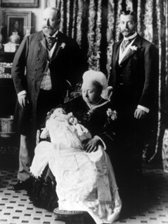 La reine Victoria tenant son fils, le futur roi Edouard VIII d'Angleterre