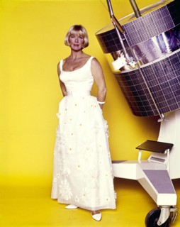 Doris DAY in a white dress