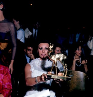 Sophia LOREN with a golden Bambi, Munich 1965
