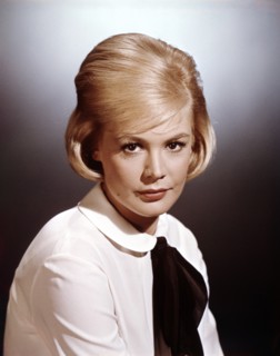 Sandra DEE
