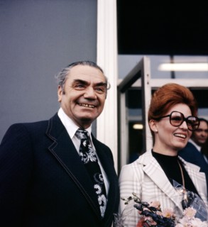 Ernest BORGNINE with his wife Tova TRAESNAES in Berlin, 1973