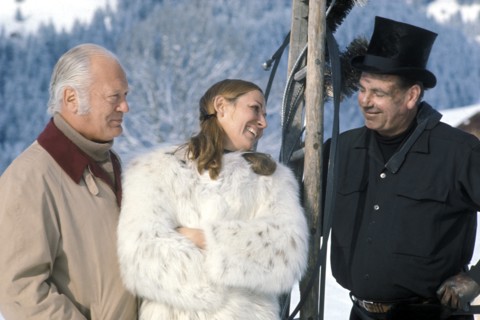 Curd JÜRGENS with his wife SIMONE on a skiing holiday in 1971