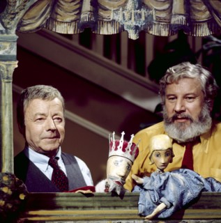 Heinz RÜHMANN and Peter USTINOV at the Punch and Judy show, 1976
