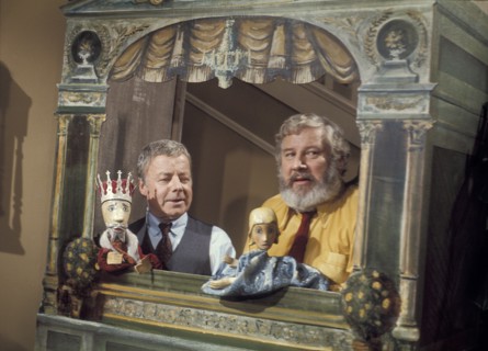 Heinz RÜHMANN and Peter USTINOV at the Punch and Judy show, 1976