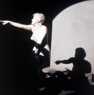 Marilyn MONROE , posing