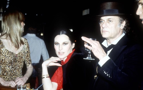 Tony CURTIS and Soraya KHASHOGGI in the restaurant