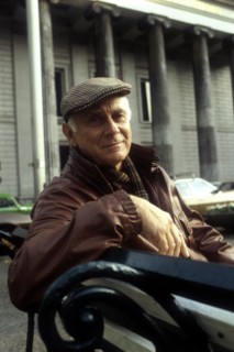 LORIOT with a hat on a bench
