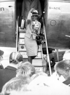 Sophia LOREN, getting out of a plane, Hamburg 1960