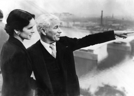 Charlie CHAPLIN and his wife Oona, London 1952