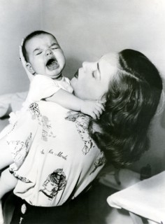 Judy GARLAND with Liza MINNELLI as a baby, 1947