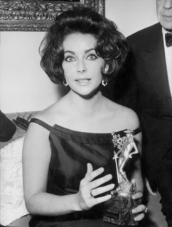 Elizabeth TAYLOR with the film prize 'David di Donatello', Rome 1962