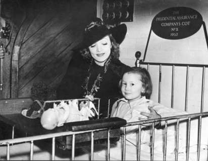 Marlene DIETRICH with child