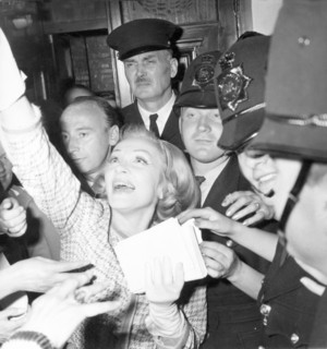 Marlene DIETRICH with fans