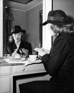 Hildegard KNEF in front of a dressing table 1952