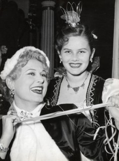 Marika RÖKK with daughter Gabriele at the children's carnival, 1954