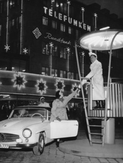 Margot HIELSCHER gives a police officer a Christmas present, 1956