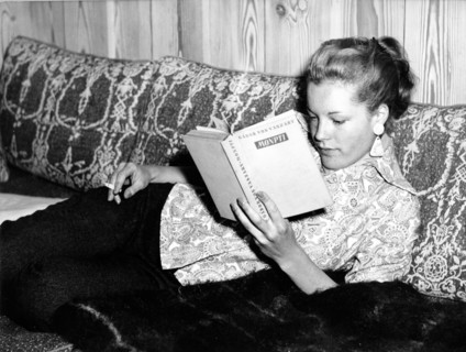 Romy SCHNEIDER with a book on a sofa, Berchtesgaden 1957
