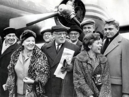 Gustaf GRÜNDGENS with his theater ensemble at Hamburg Airport