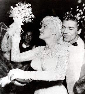 Jayne MANSFIELD marries Mickey HARGITAY