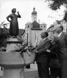 Inauguration of the Liesl Karlstadt fountain in Munich, 1961