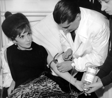 Gina LOLLOBRIGIDA donating blood, 1961