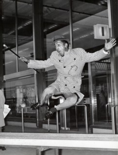 Sammy DAVIS Jr. with hat, coat and stick, jumping