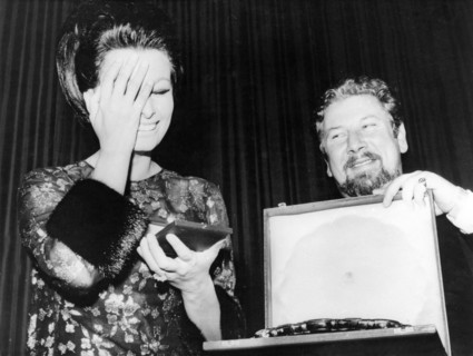 Sophia LOREN receives the 'Alexander Korda Award' from Peter USTINOV, 1965