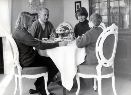LORIOT with his family at the dining table, Ammerland 1966