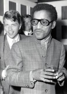 Sammy DAVIS Jr. with drinking glass 1968
