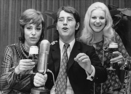 Frank ELSTNER receives the 'Golden Microphone', 1971