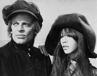 Klaus Kinski with his wife Min Hoi on the beach in 1971