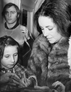Elizabeth TAYLOR at an autograph session, Hamburg 1973