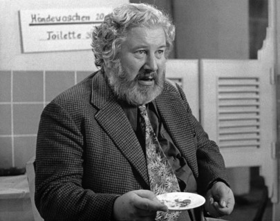 Peter USTINOV during a television appearance, 1975