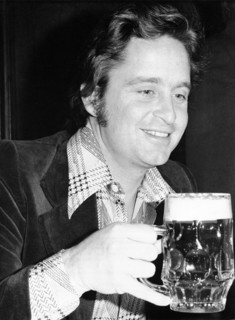 Michael DOUGLAS holds a glass of beer in his hand