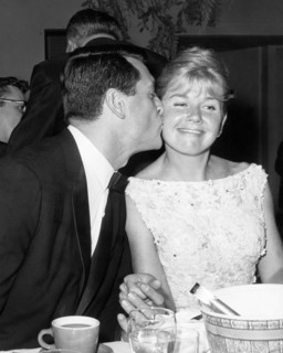 Rock HUDSON gives Doris DAY a kiss on the cheek