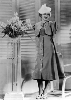 Joan FONTAINE presents fashion, 1937