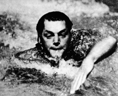JOHNNY WEISSMÜLLER swims the world record in the 100m freestyle, 1922