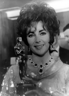 Oscar Awards 1967: Elizabeth TAYLOR, portrait with Oscar