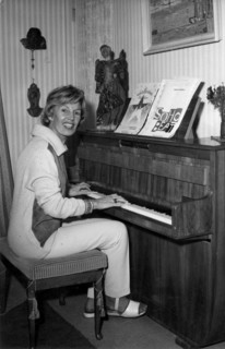 Lale ANDERSEN on the piano