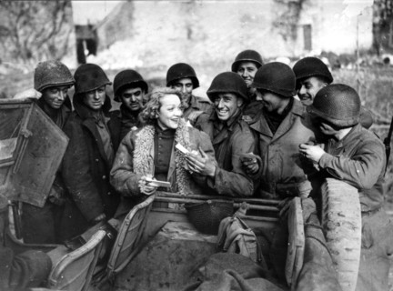 Marlene DIETRICH with US soldiers 1945
