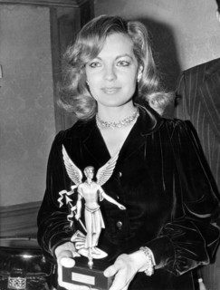 Romy SCHNEIDER with the film award 'Archange du cinema'
