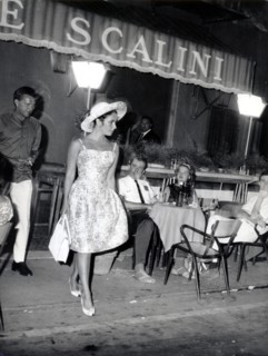 Elizabeth TAYLOR and Richard BURTON leave restaurant