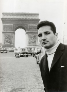 Freddy QUINN in front of the Arc de Triomphe, Paris