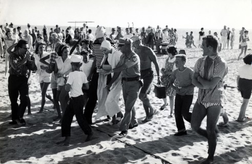 Marilyn MONROE with autograph hunters