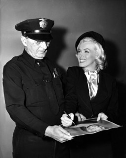 Marilyn MONROE with studio security guard